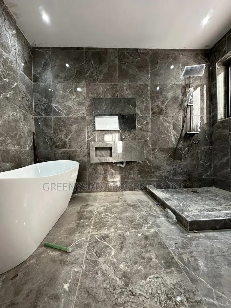 4bdrm Duplex in Ashaley Botwe for sale in Ashaley Botwe