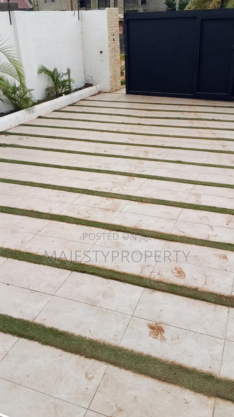 4bdrm Townhouse/Terrace in Ashaley Botwe, Adjiriganor for sale in Adjiriganor