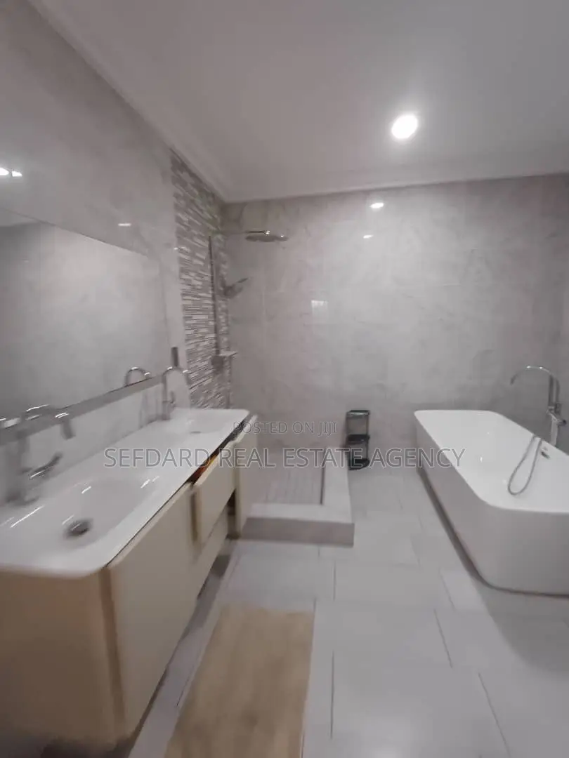 7bdrm House in Sefdard Properties, Achimota for sale in Achimota