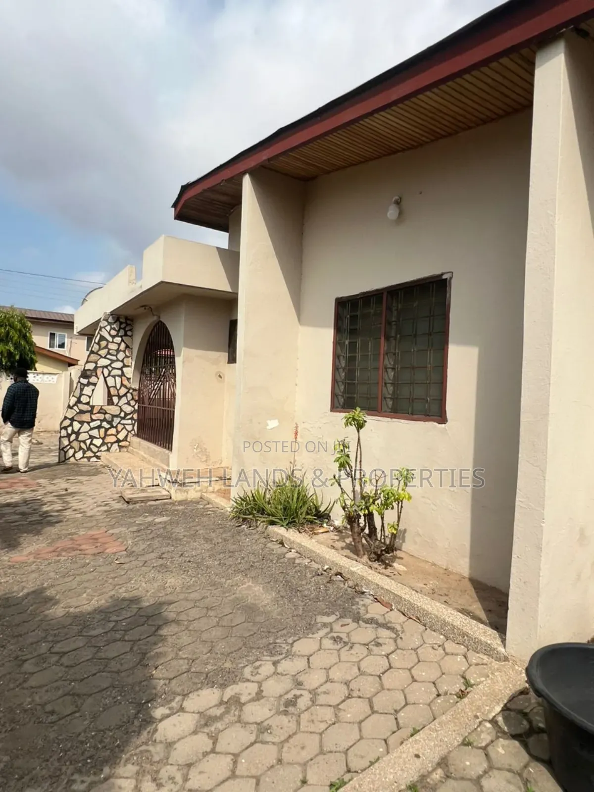 5bdrm House in Spintex for sale in Spintex