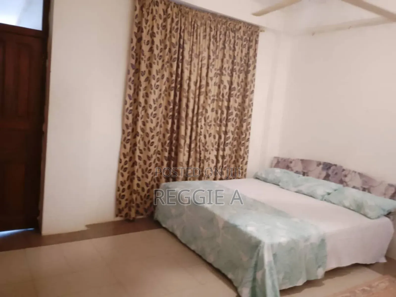 ¢150 a Day, Private Ensuite Bedroom in a Shared Flat in Top Base