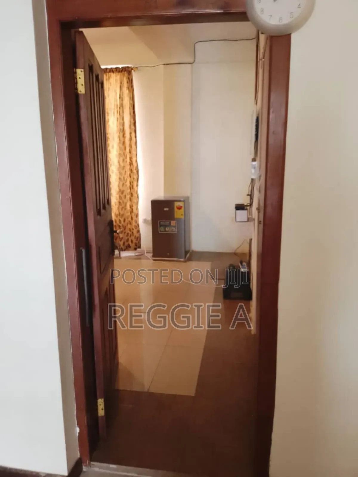 ¢150 a Day, Private Ensuite Bedroom in a Shared Flat in Top Base