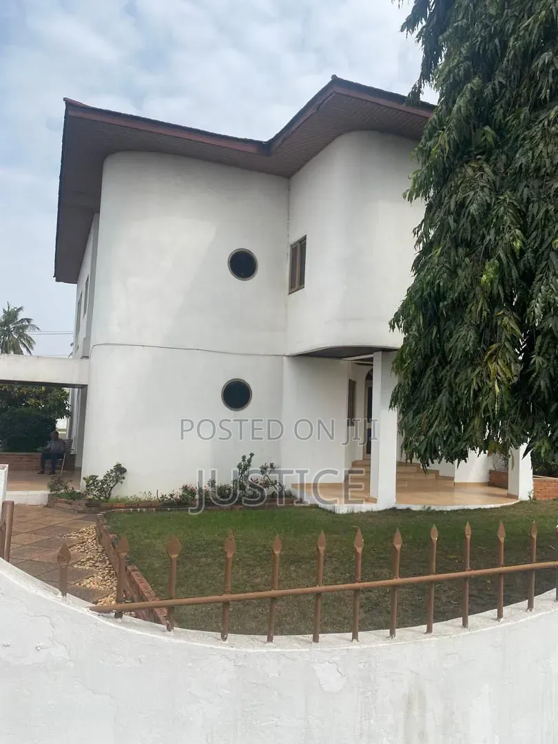 5bdrm House in Cfc Estate Achimota, The Mall for sale in The Mall