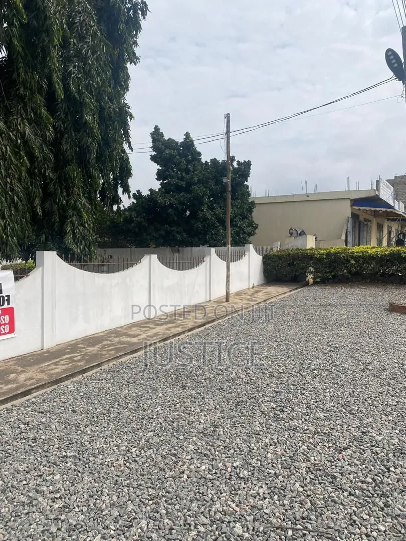 5bdrm House in Cfc Estate Achimota, The Mall for sale in The Mall