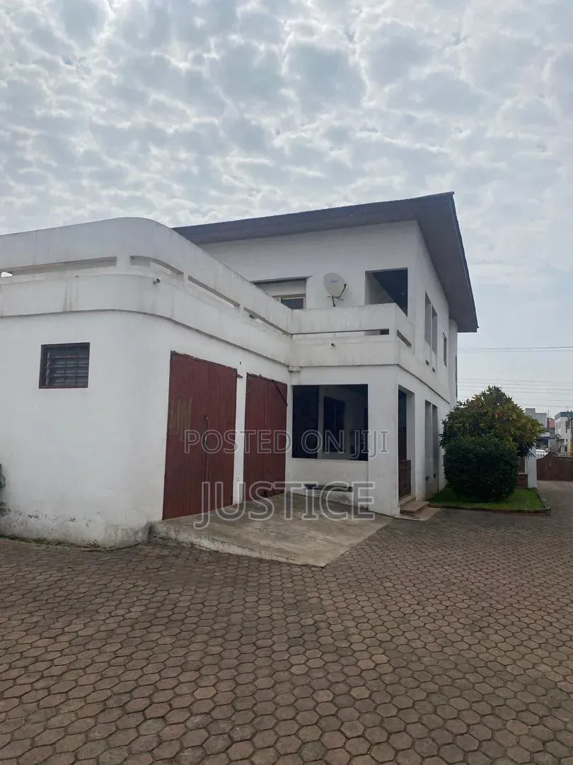 5bdrm House in Cfc Estate Achimota, The Mall for sale in The Mall