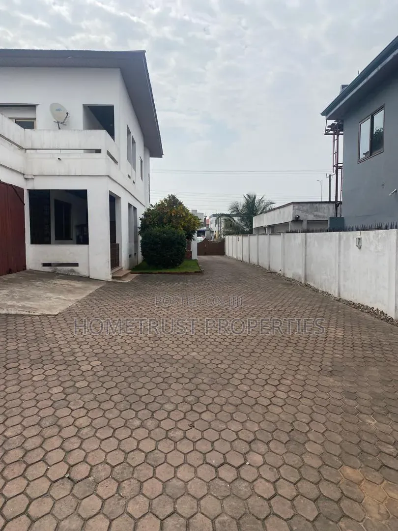 5bdrm House in Achimota Cfc for sale in CFC Estates