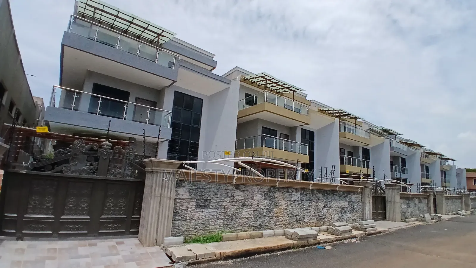 5bdrm Duplex in Costa, Coca Cola for sale in Coca Cola