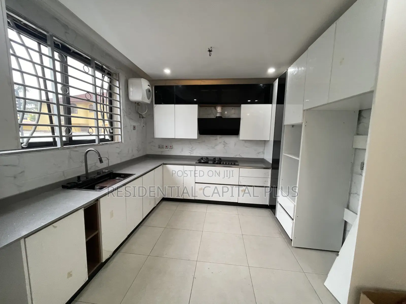 4bdrm Duplex in Spintex for sale in Spintex
