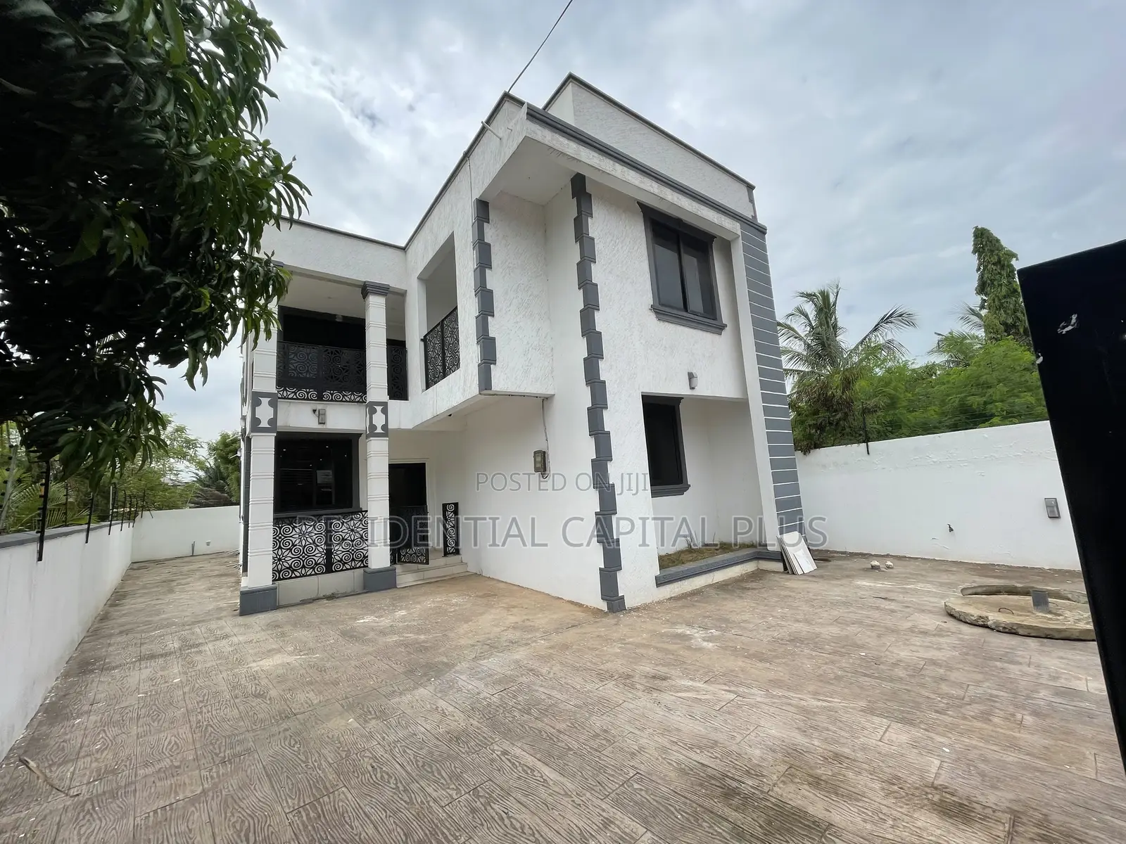 4bdrm Duplex in Spintex for sale in Spintex
