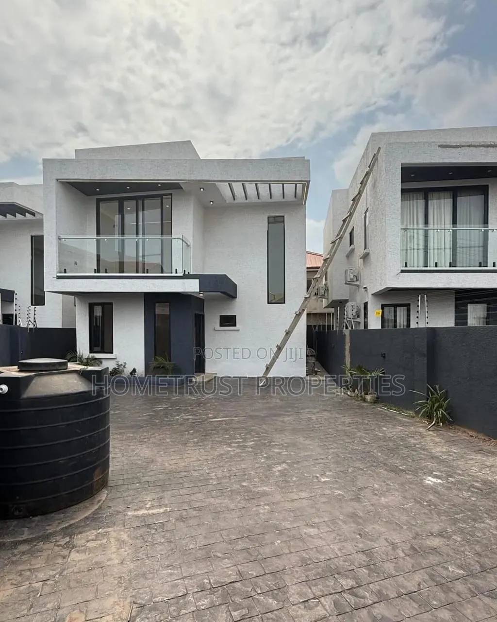 3bdrm Duplex in Ashaley Botwe, School Junction for sale in School Junction