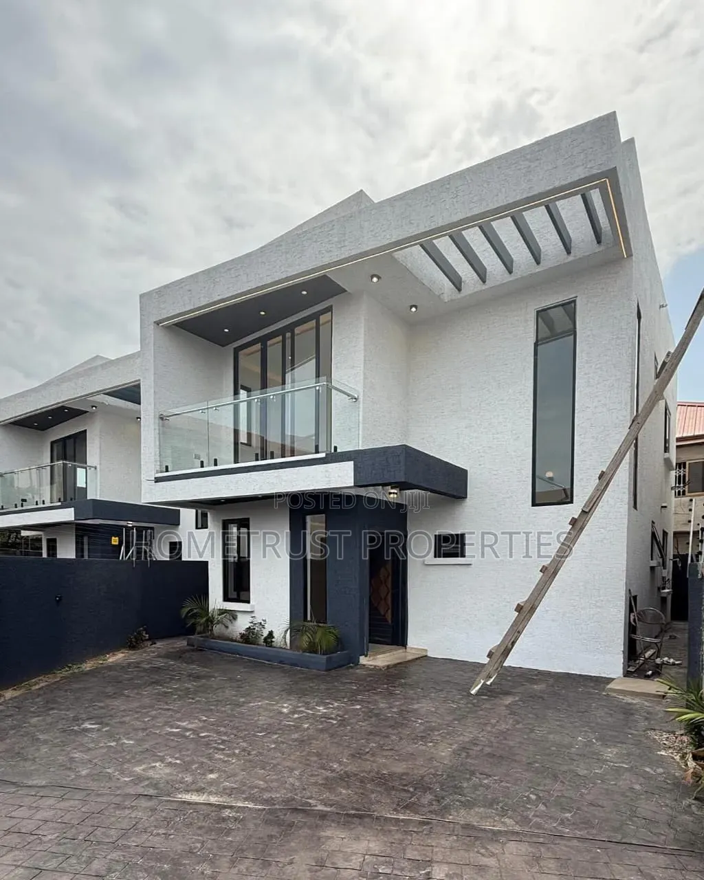 3bdrm Duplex in Ashaley Botwe, School Junction for sale in School Junction