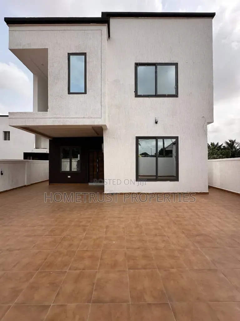 3bdrm Duplex in Ashaley Botwe, School Junction for sale in School Junction