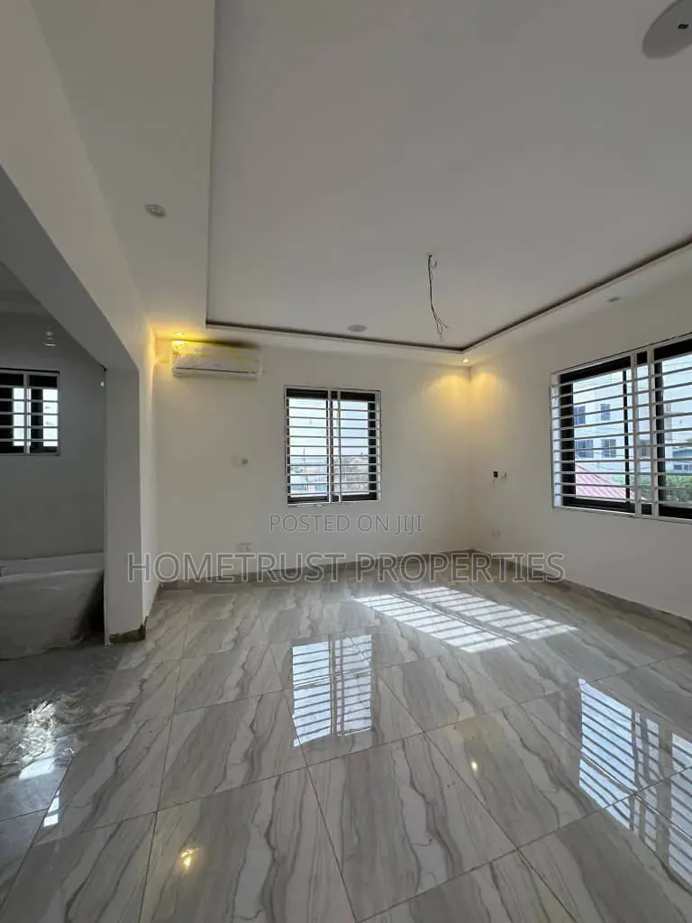 3bdrm Duplex in Ashaley Botwe, School Junction for sale in School Junction