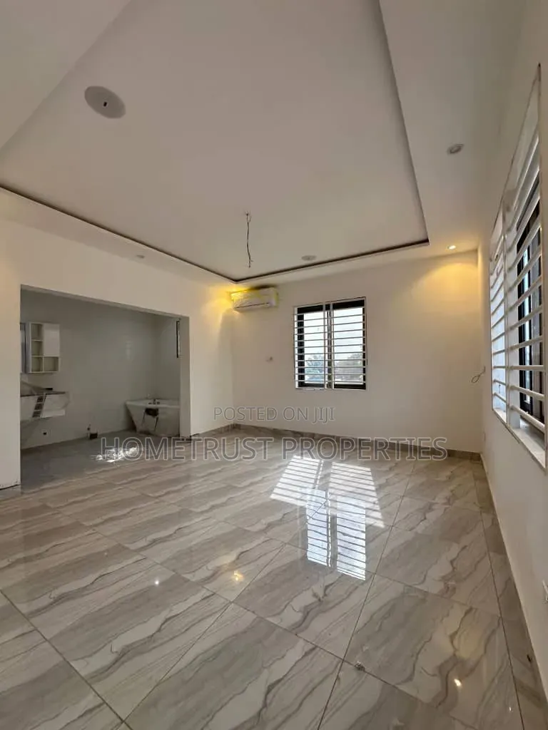 3bdrm Duplex in Ashaley Botwe, School Junction for sale in School Junction