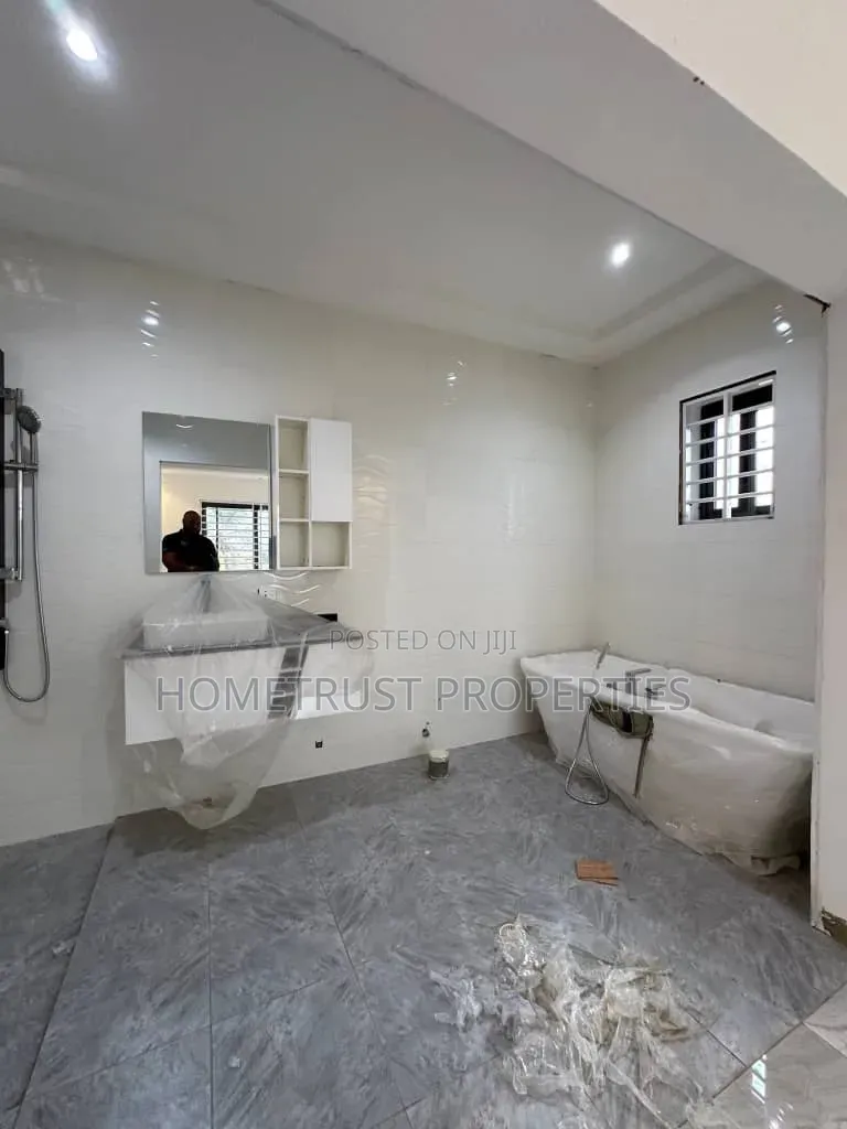 3bdrm Duplex in Ashaley Botwe, School Junction for sale in School Junction