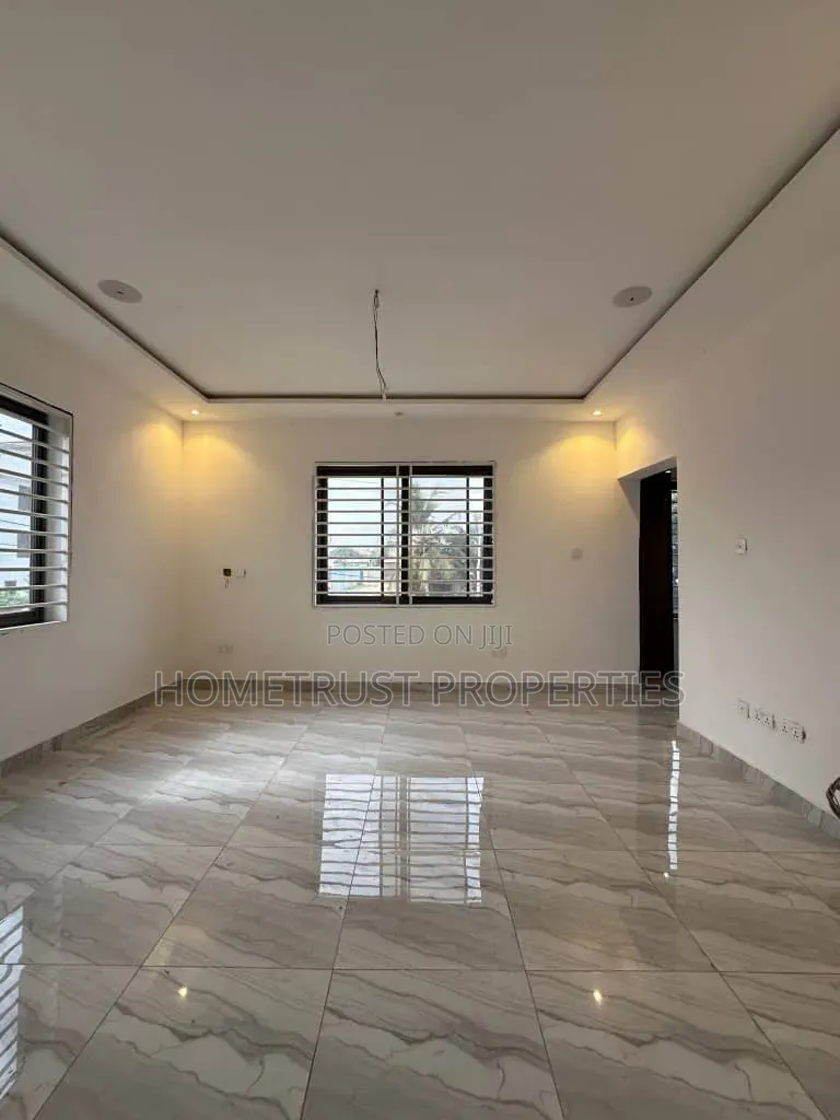3bdrm Duplex in Ashaley Botwe, School Junction for sale in School Junction