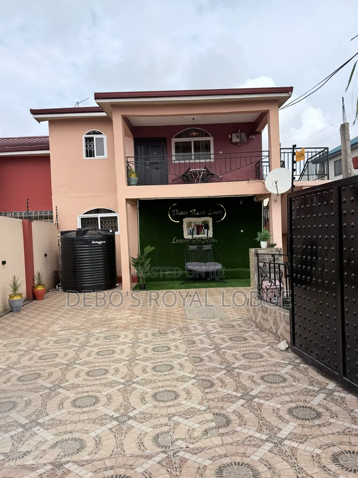 Debo's Royal Lodge – Luxury Stay in Accra in Adjiriganor