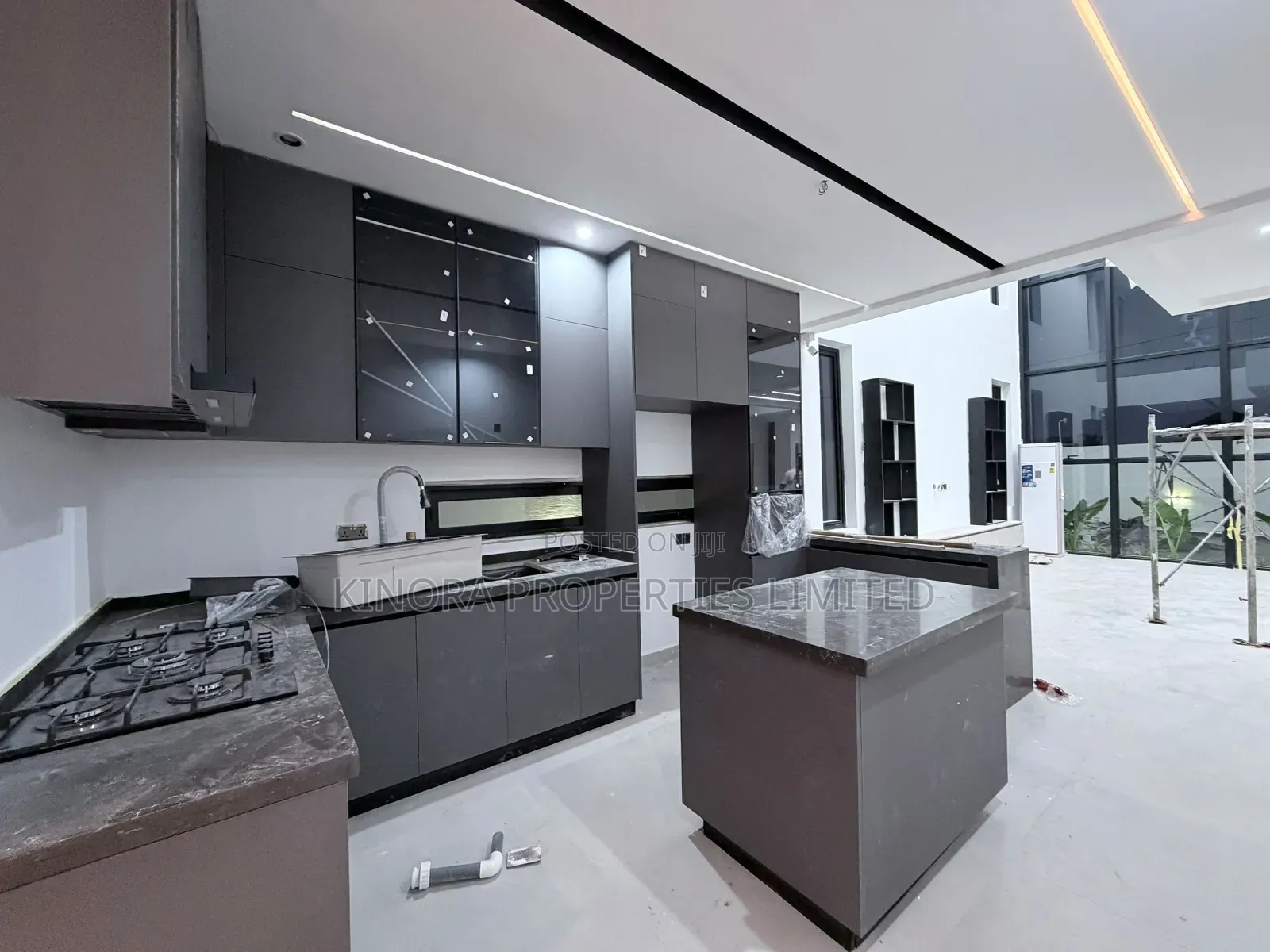 4bdrm Duplex in School Junction for sale in School Junction