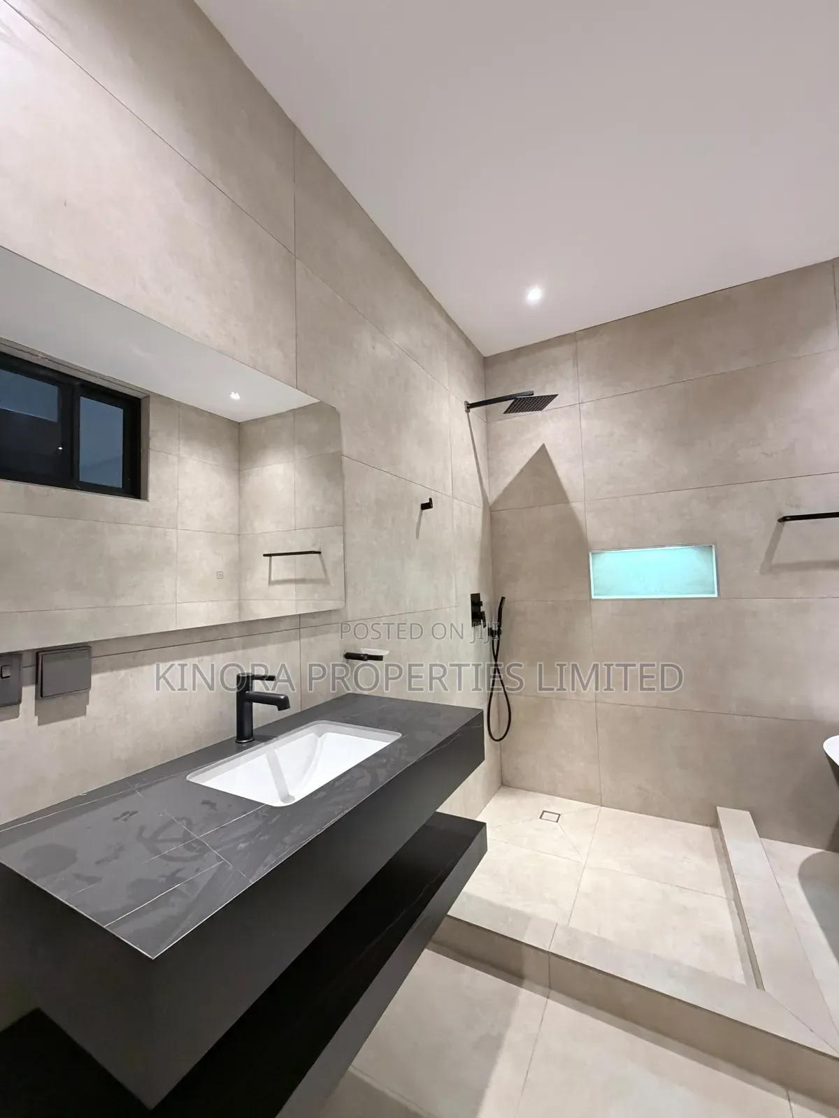 4bdrm Duplex in School Junction for sale in School Junction