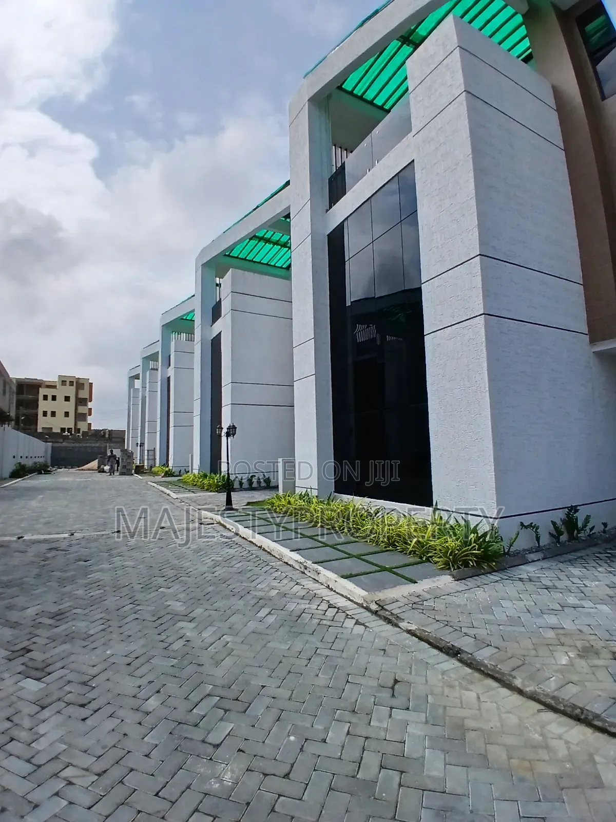 4bdrm Townhouse/Terrace in Tseaddo, Airport Residential Area for sale in Airport Residential Area