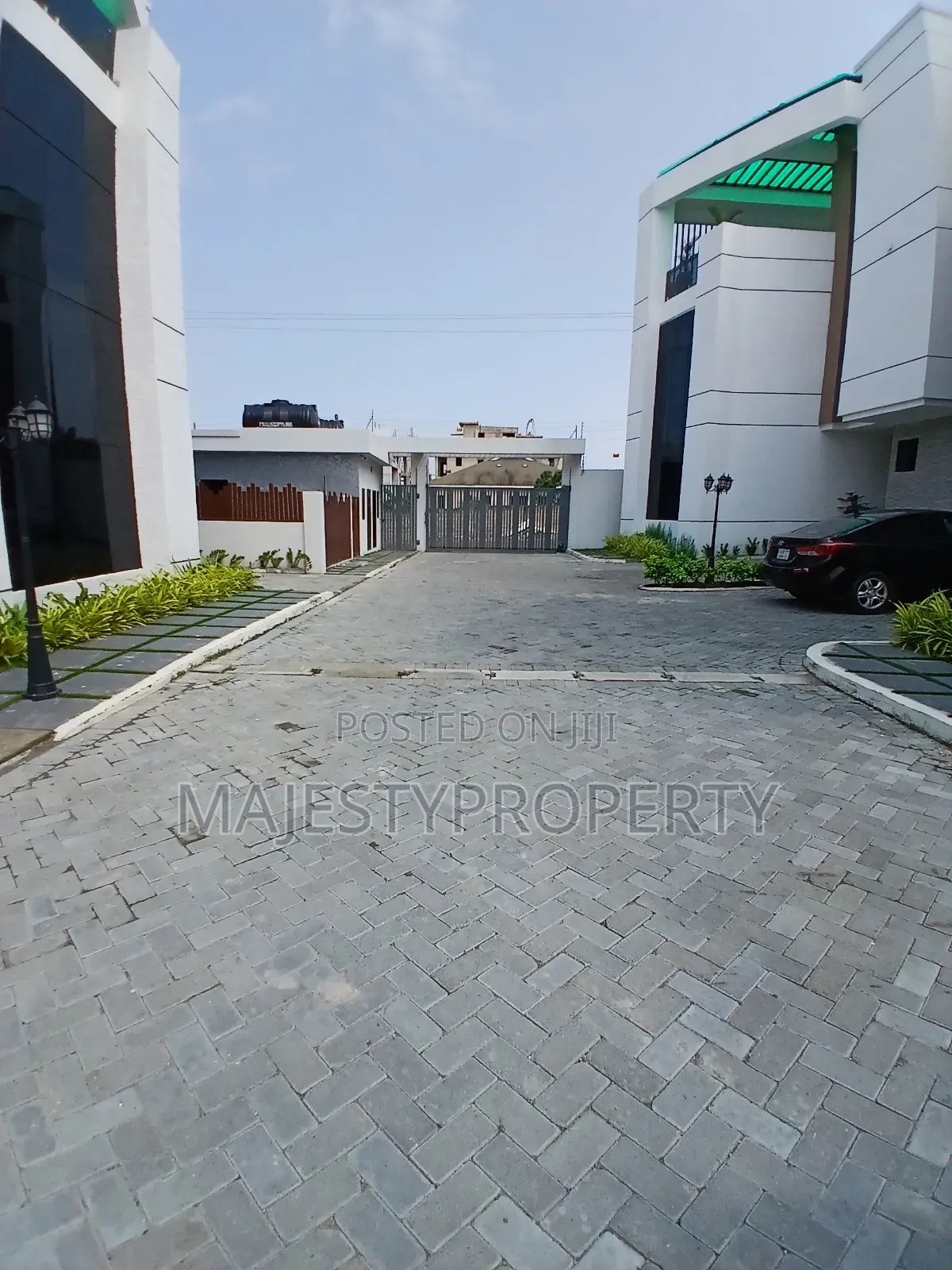 4bdrm Townhouse/Terrace in Tseaddo, Airport Residential Area for sale in Airport Residential Area