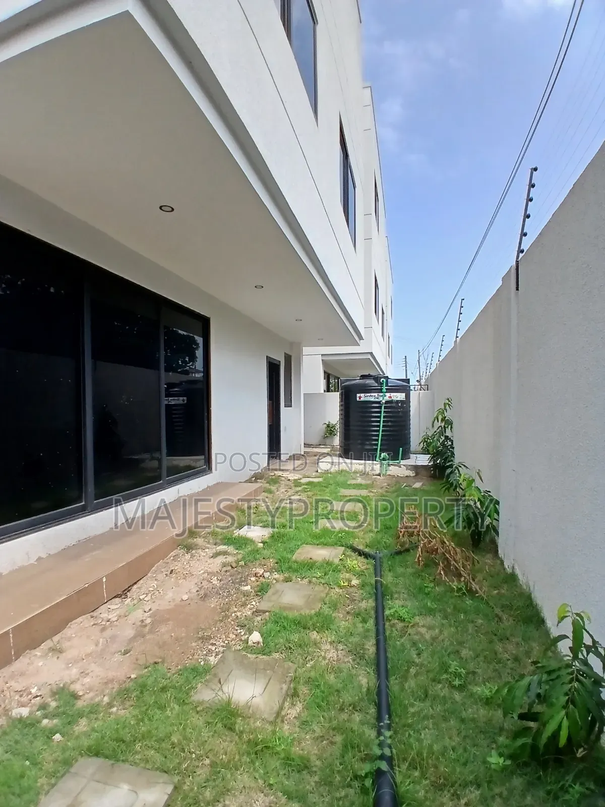 4bdrm Townhouse/Terrace in Tseaddo, Airport Residential Area for sale in Airport Residential Area