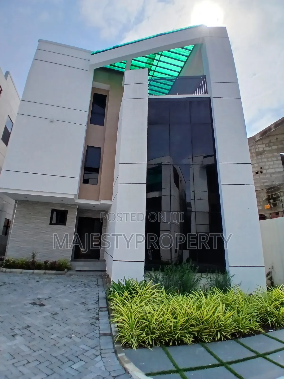 4bdrm Townhouse/Terrace in Tseaddo, Airport Residential Area for sale in Airport Residential Area