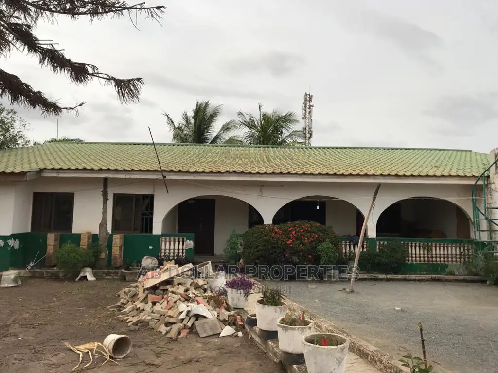 5 Bedroom House for Sale in Spintex