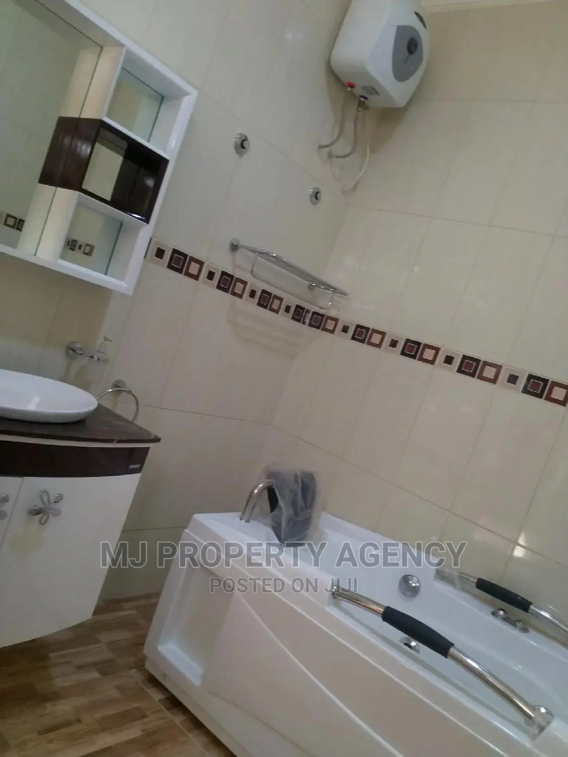 3bdrm Townhouse / Terrace in Community 25 Hfc, Tema Metropolitan in Tema Metropolitan