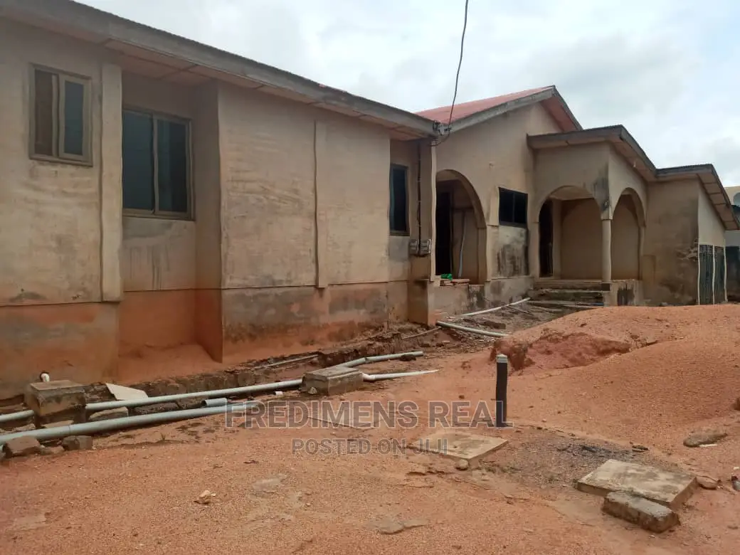 8bdrm House in Fredimens Real, Kumasi Metropolitan for sale in Kumasi Metropolitan