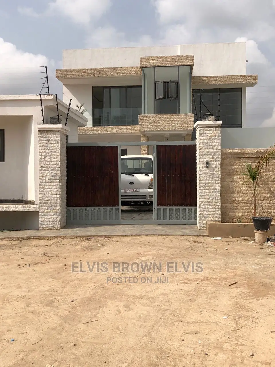 4bdrm Duplex in Living Large, Madina for Sale in Madina