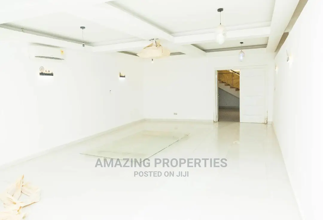 For Sale 10 Bed House Boy'quarter Swimmingpool Adjiringanor in Adjiriganor