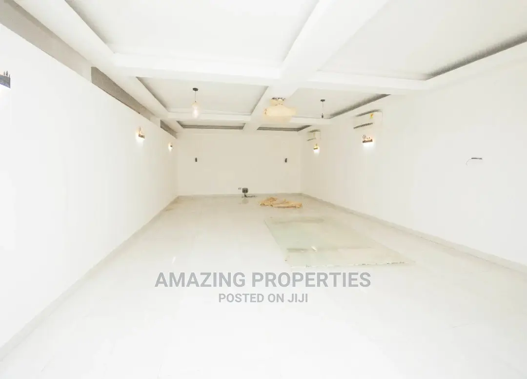 For Sale 10 Bed House Boy'quarter Swimmingpool Adjiringanor in Adjiriganor