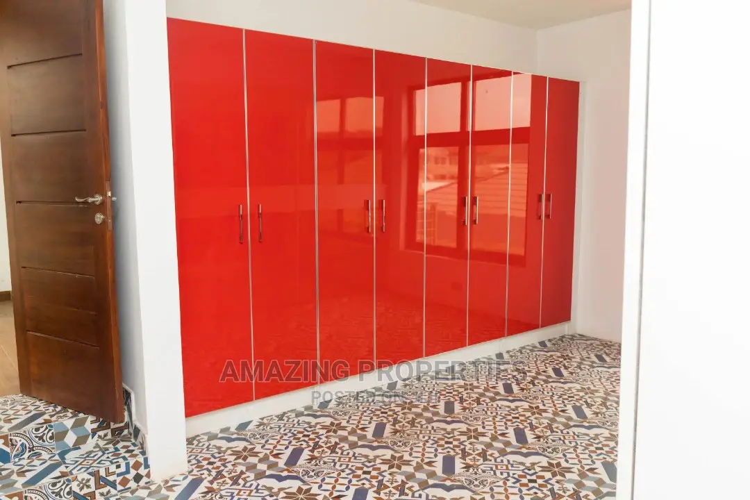 For Sale 10 Bed House Boy'quarter Swimmingpool Adjiringanor in Adjiriganor