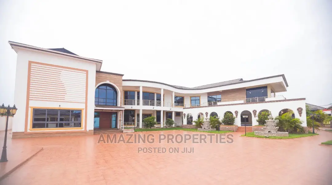 For Sale 10 Bed House Boy'quarter Swimmingpool Adjiringanor in Adjiriganor