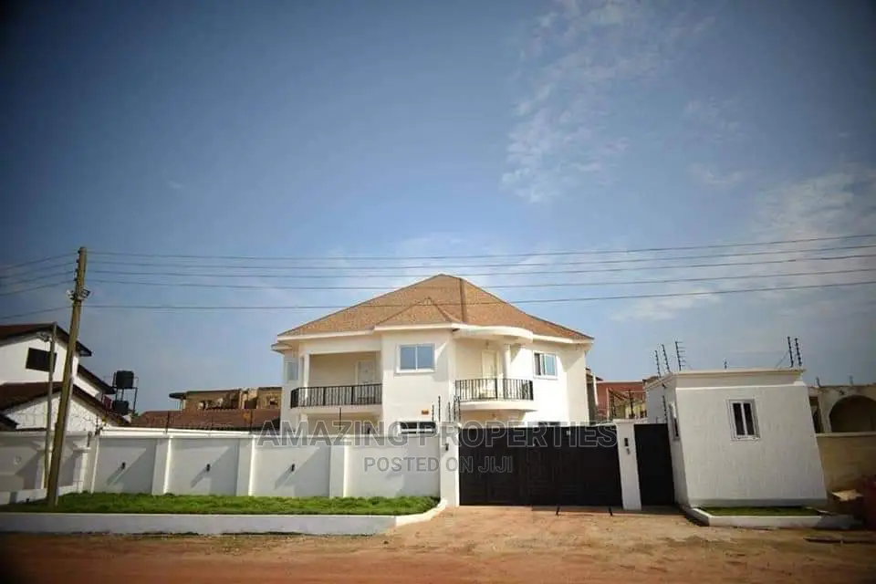 For Sale 5 Bedrooms House Boy's Quarter Swimming Pool in Accra Metropolitan