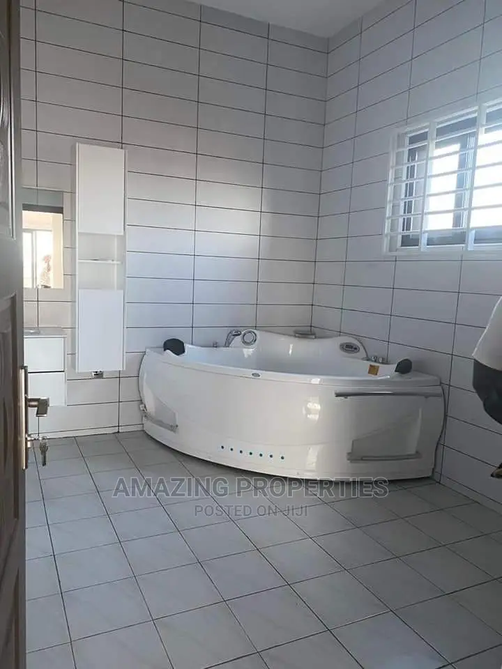 6bdrm House in East Legon, Accra Metropolitan for Sale in Accra Metropolitan