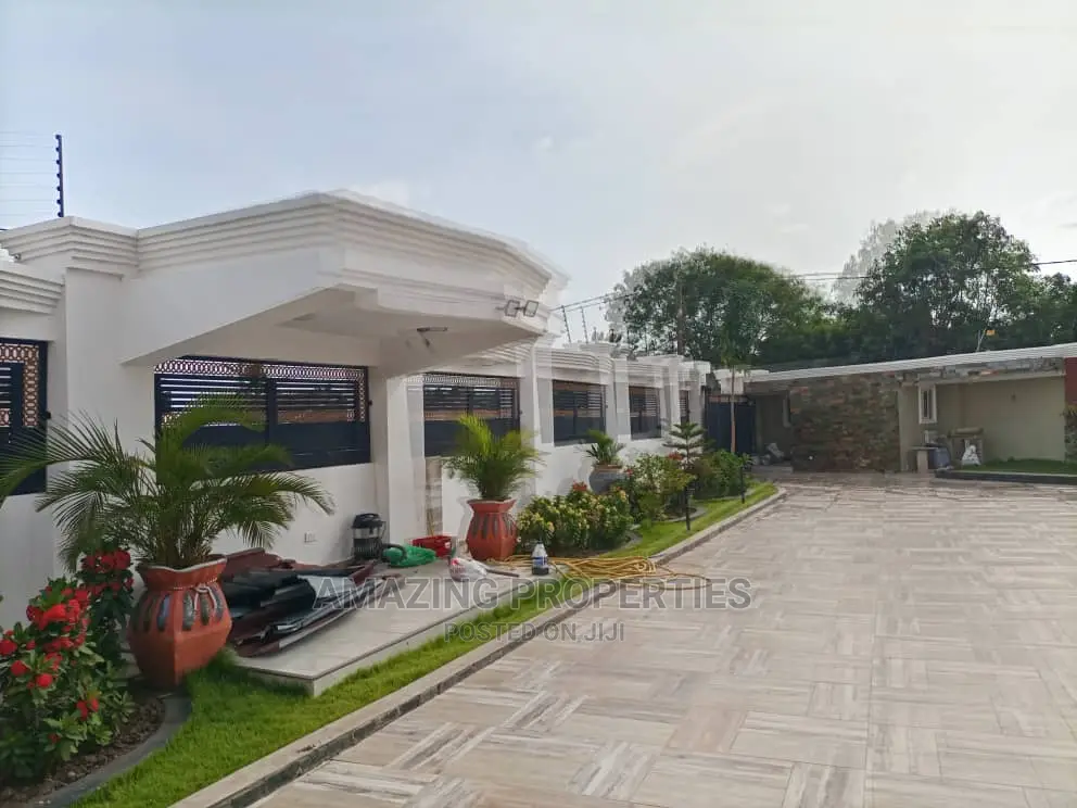 6bdrm House in for Sale 6 Bedroom for Sale in Tema Metropolitan