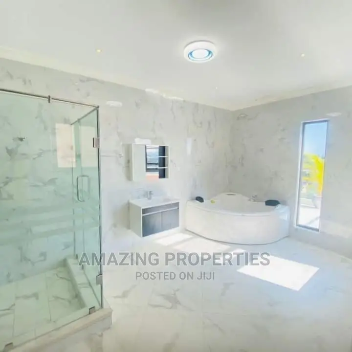 6bdrm House in for Sale 6 Bedroom for Sale in Tema Metropolitan