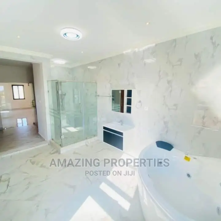 6bdrm House in for Sale 6 Bedroom for Sale in Tema Metropolitan