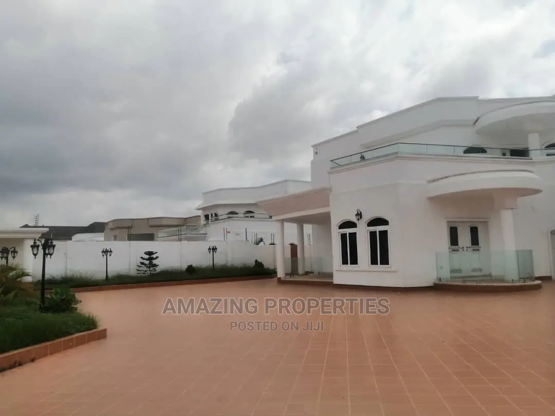 5bdrm House in 5 Bedrooms Self for Sale in East Legon