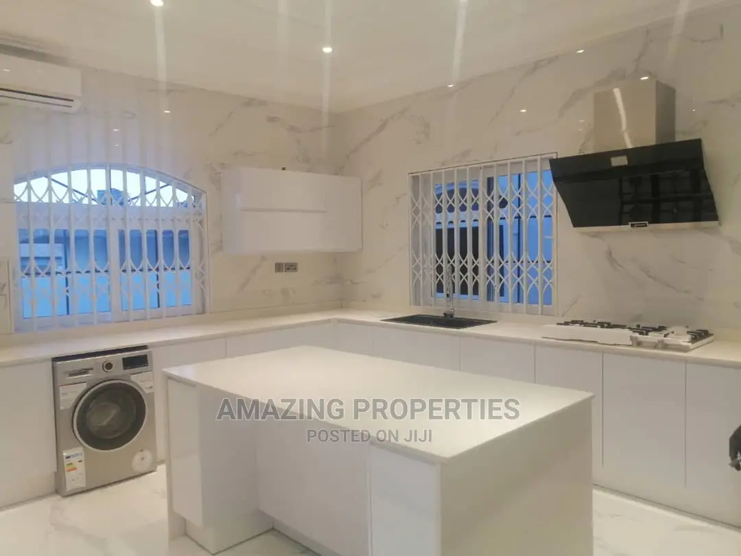 5bdrm House in 5 Bedrooms Self for Sale in East Legon