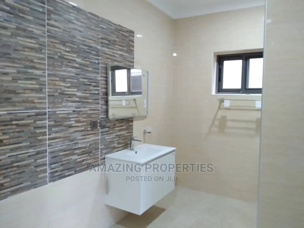Furnished 4bdrm House in 4 Bedrooms House for Sale in Labone