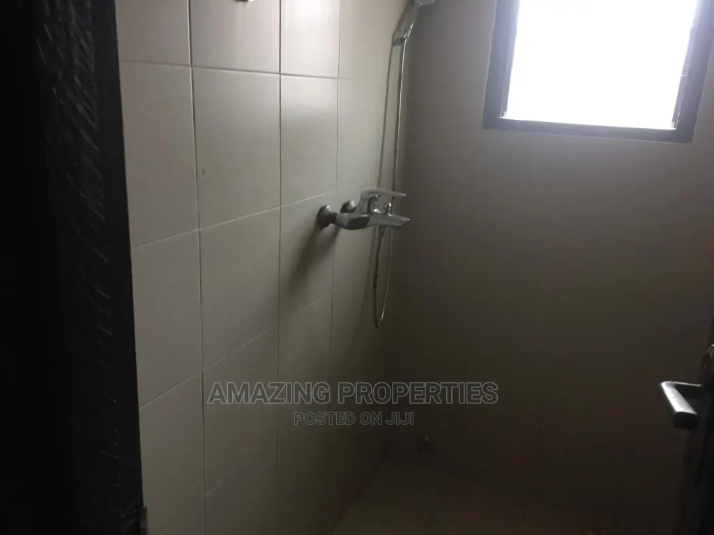 For Rent 1000sqm Were House in Spintex