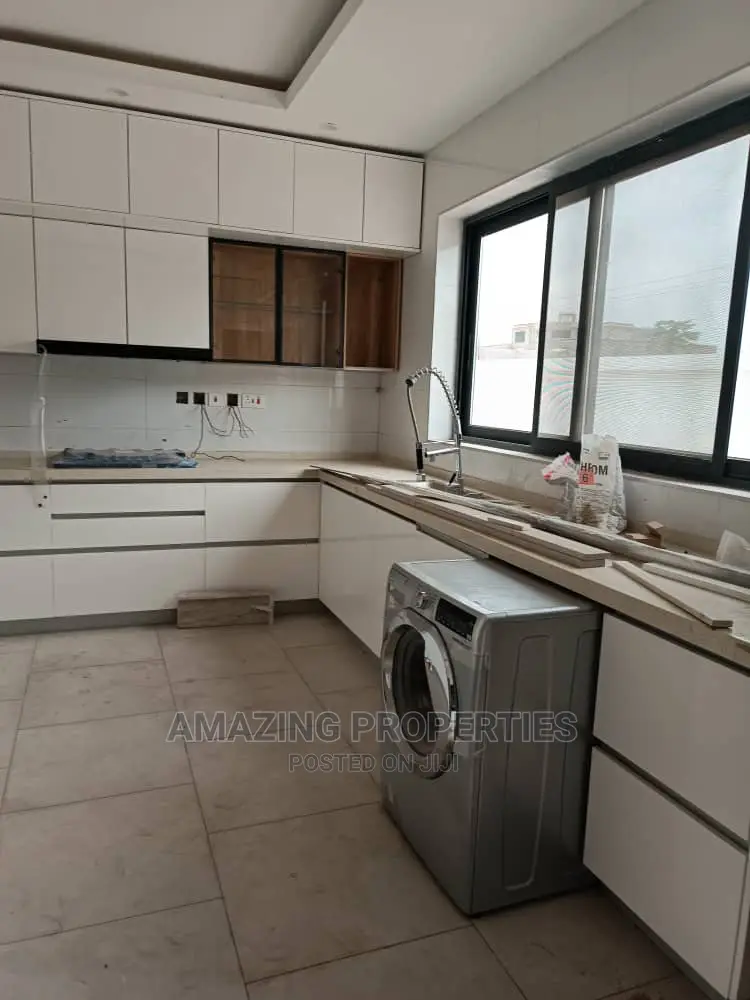 5bdrm House in 5 Bedroom Self for Sale in Airport Residential Area