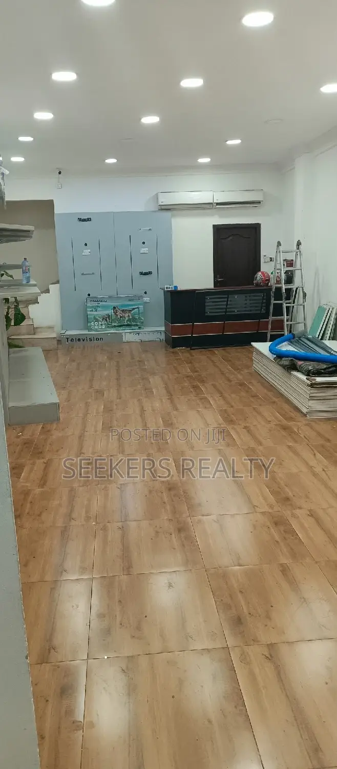 Roadside Shop on Yhe Main Sou Oxford Street in Oxford Street