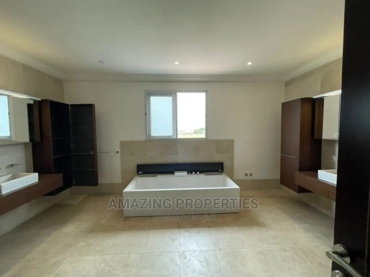 5bdrm House in 5Bedrooms With Two, East Legon for Rent in East Legon