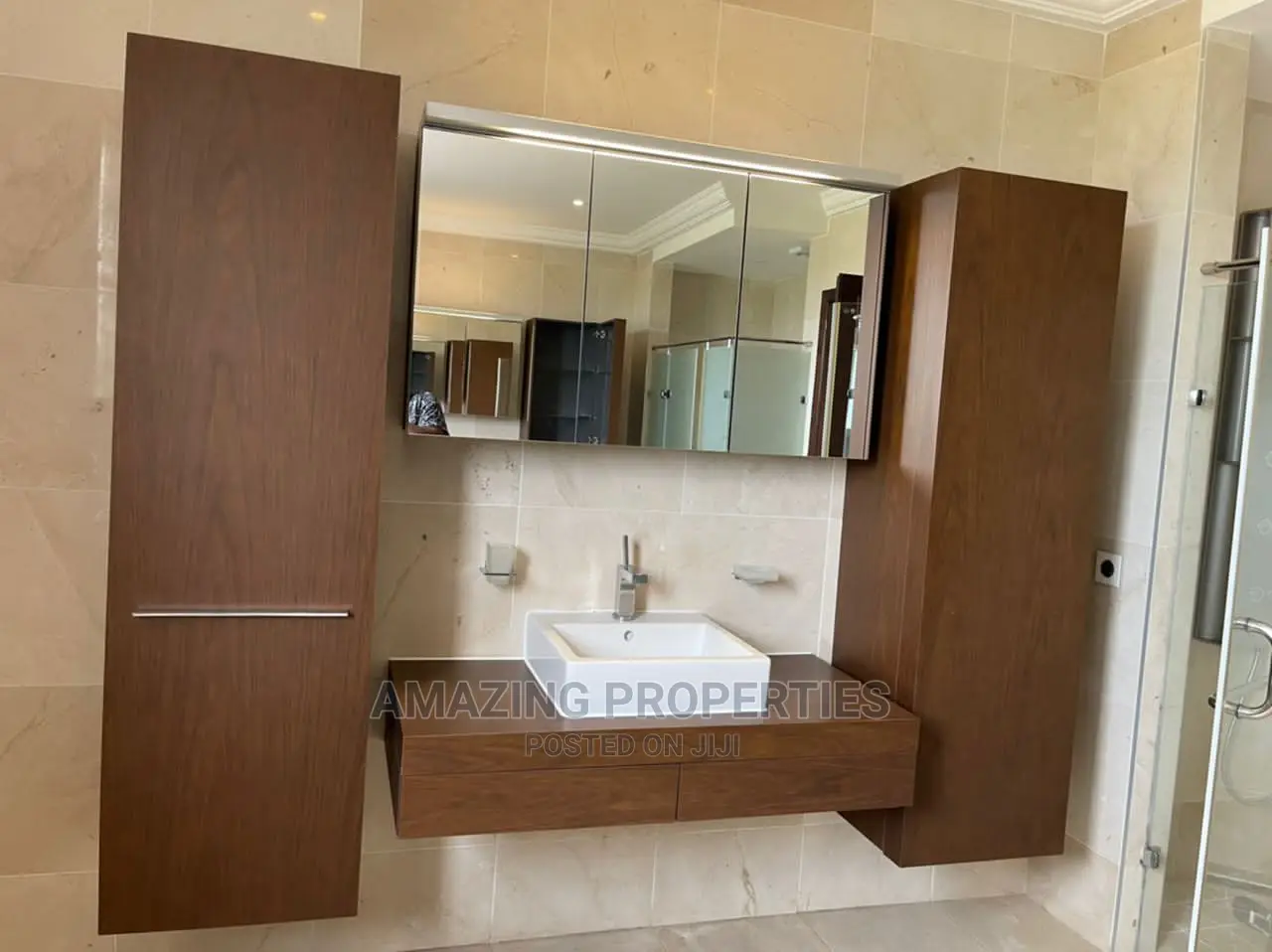 5bdrm House in 5Bedrooms With Two, East Legon for Rent in East Legon