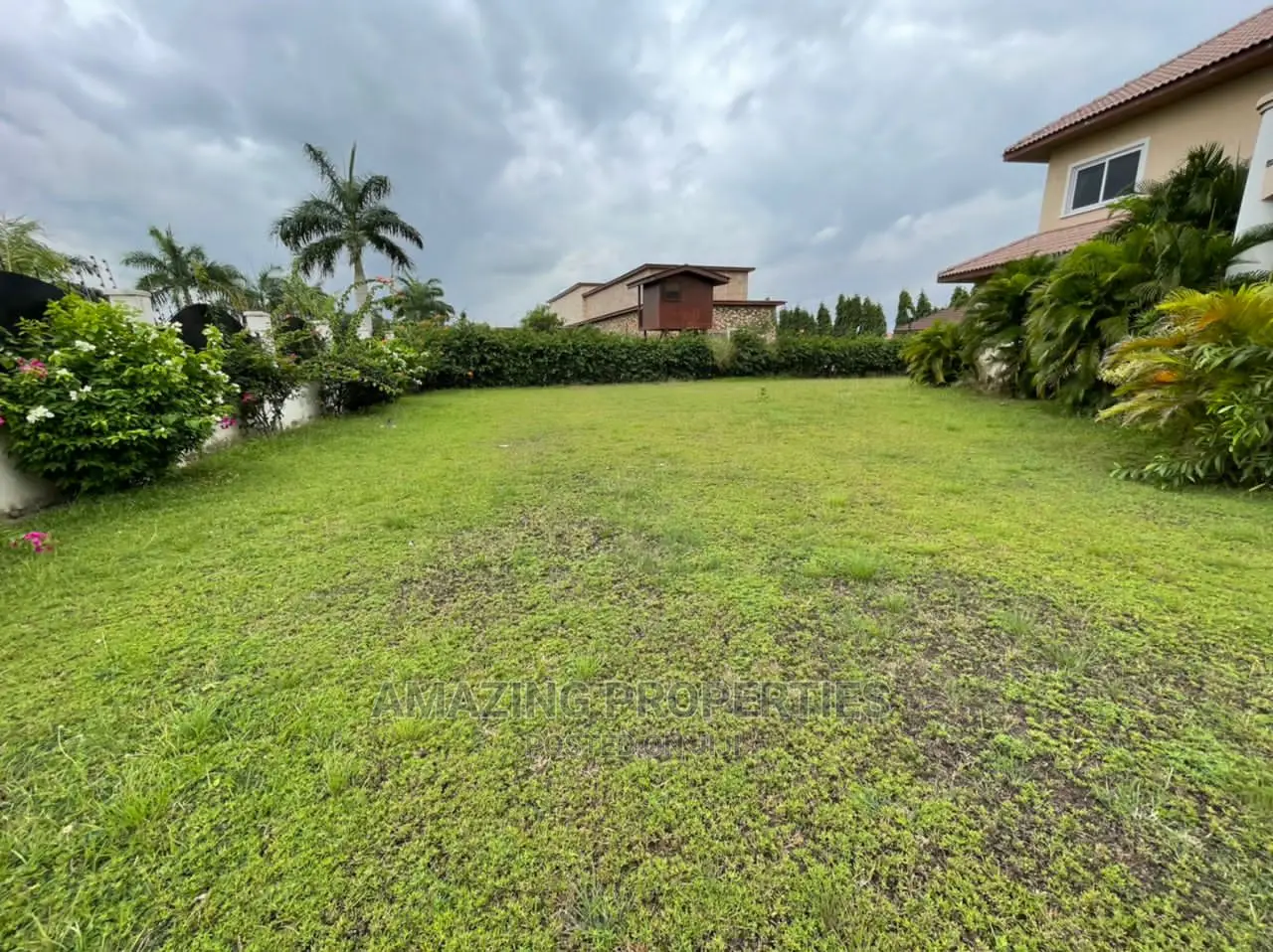 5bdrm House in 5Bedrooms With Two, East Legon for Rent in East Legon
