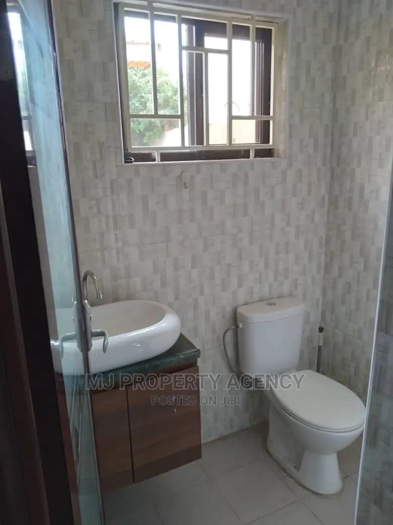 Furnished 3bdrm House in Devtraco Estate, Tema Metropolitan for sale in Tema Metropolitan